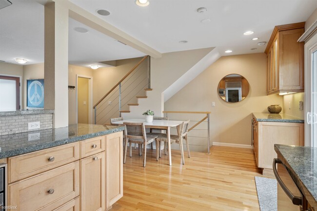 Building Photo - 2 br, 2.5 bath Townhome - 427 Manhattan Av...