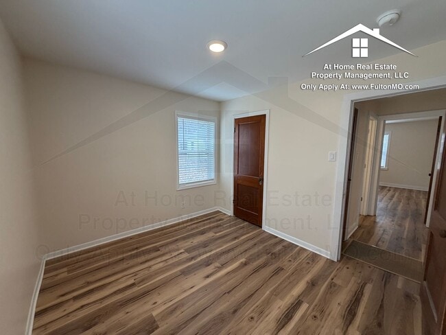 Building Photo - 703 W 7th St