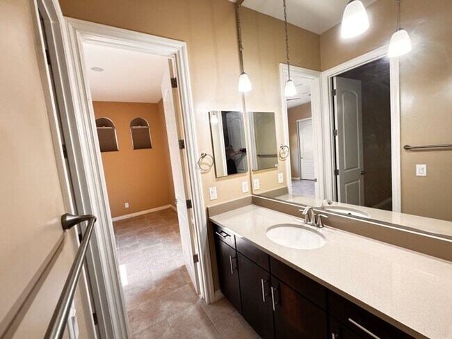 Building Photo - 4 Bedroom + den energy efficient Hamilton High