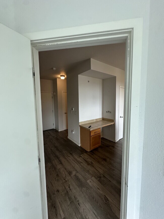 Building Photo - Now Available! Private room in 3 bed / 2 bath condo