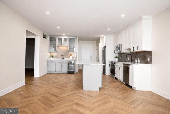 Building Photo - 128 N Bond St