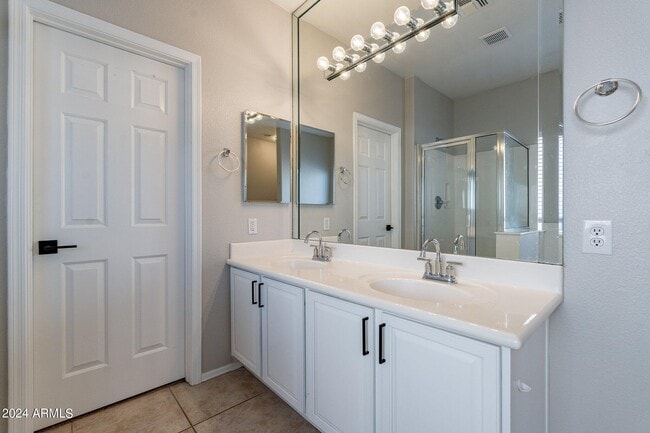 Building Photo - 1245 E San Carlos Way