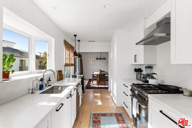 Building Photo - 502 N Sweetzer Ave