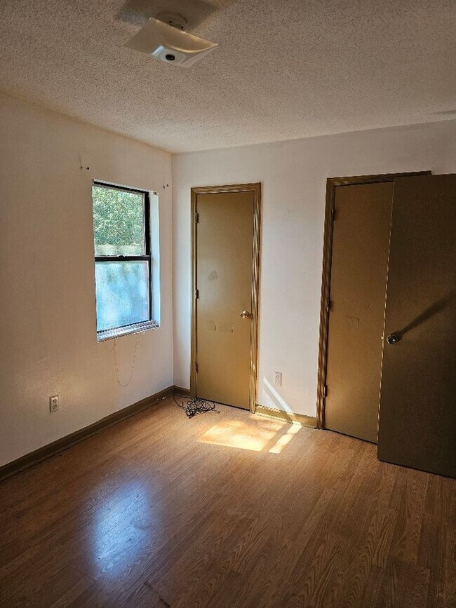 Building Photo - 2 BR TOWNHOME