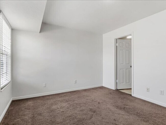 Building Photo - SANDY  2 BED 2 BATH CONDO, small pet OK