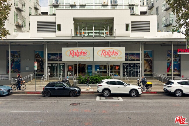 Building Photo - 645 W 9th St