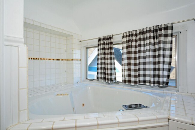 Building Photo - 814 Grand Ave