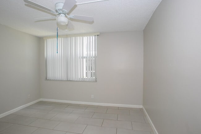 Building Photo - 9441 Live Oak Pl