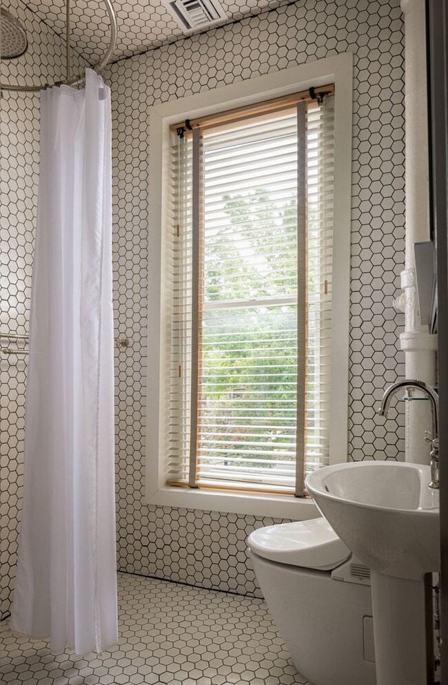 Building Photo - Stunning Union Hill Brownstone with Modern...