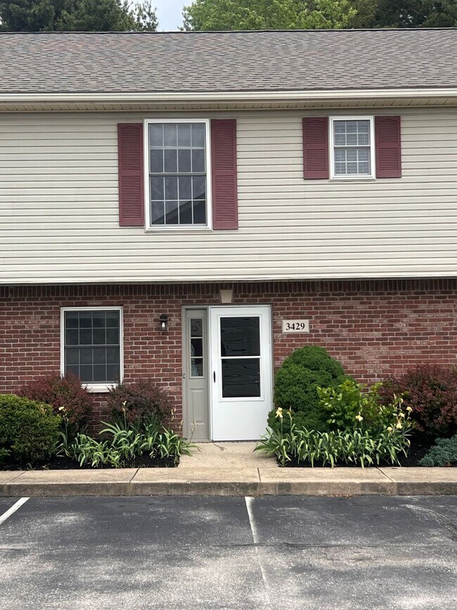 Building Photo - Beautiful 2 bedroom condo available July 2...
