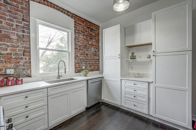 Kitchen with ample storage - 719 N Meadow St