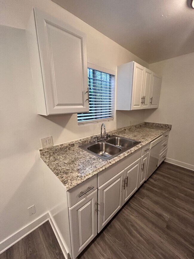 Building Photo - 1220 S Manhattan Pl
