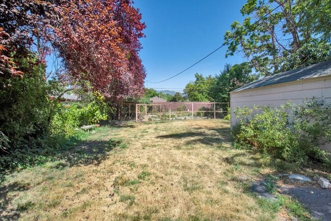 Building Photo - A Gardners Dream 2 Bed 1 Bath Home in Amazing SLC Location! Available NOW!