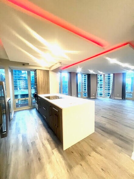 Building Photo - 345 N La Salle Dr