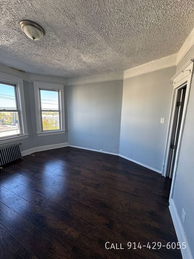 Building Photo - 34 Van Cortlandt Park Ave