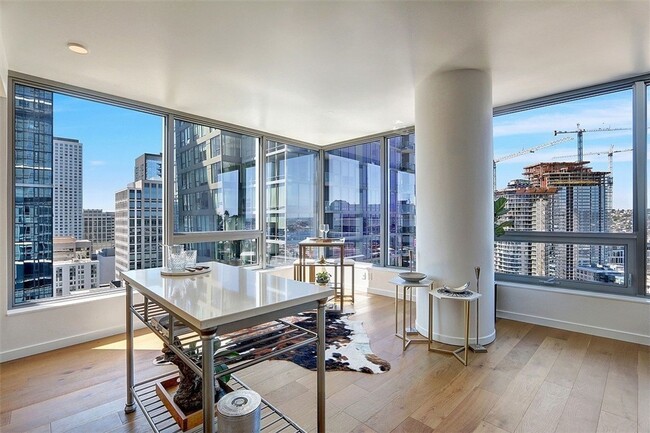 Building Photo - Bright and Modern World-Class Condo