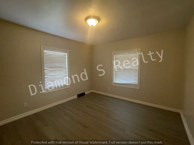 Building Photo - Spacious 2 Bedroom Home - Fenced Yard!