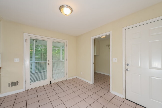 Building Photo - 521 Sequoia Ct