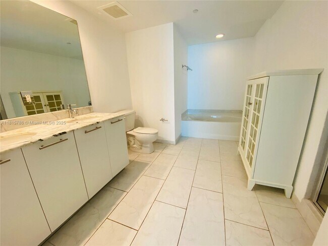 Building Photo - 950 Brickell Bay Dr