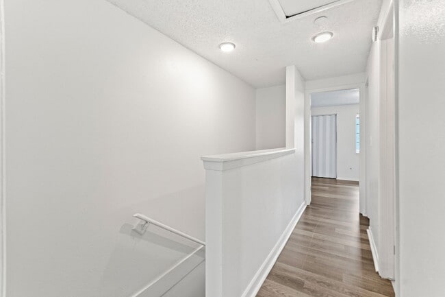 Building Photo - 2 Bedroom Townhome - Spacious!