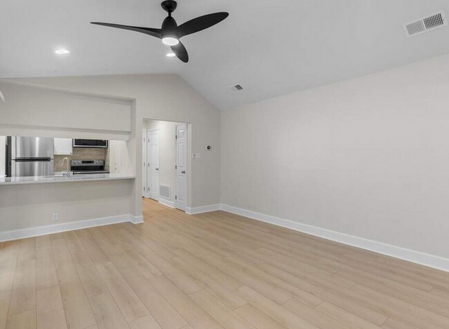 Building Photo - 2215 Post Rd