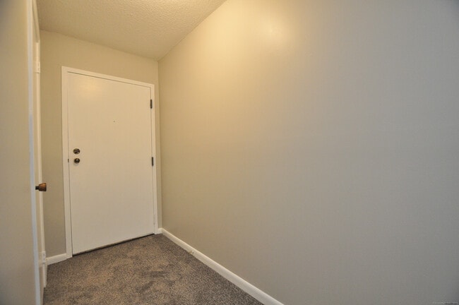 Building Photo - 710 Twin Circle Dr