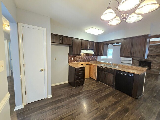 Building Photo - Brick Ranch in the heart of Jeffersontown! Featuring hardwood styled floors, 3 Bedrooms, 1.5 Bath...