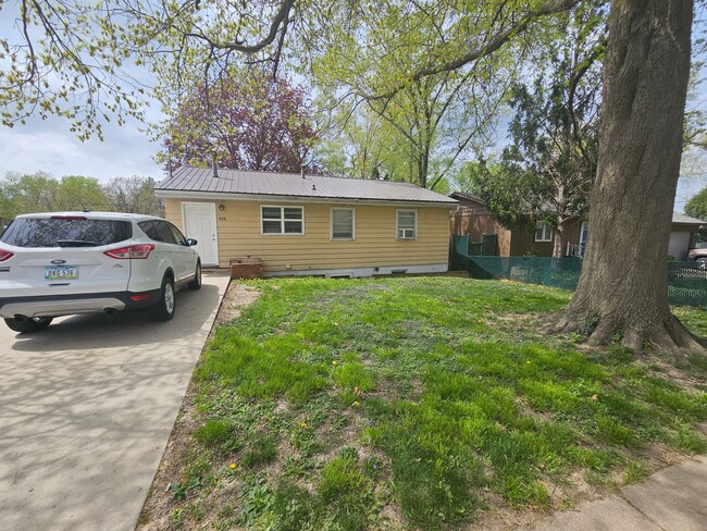 Building Photo - 608 4th Ave