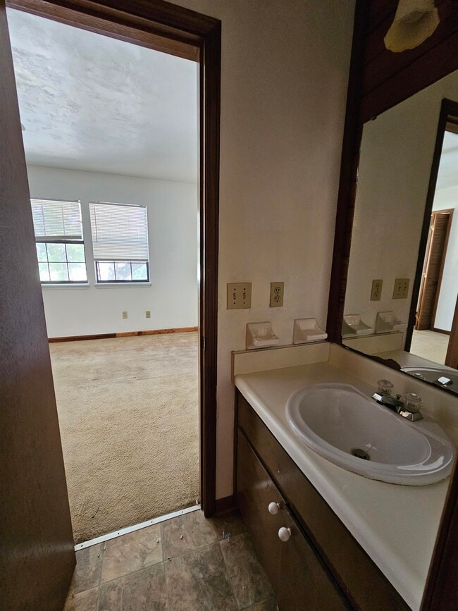 Building Photo - 1208 Hidden Pl
