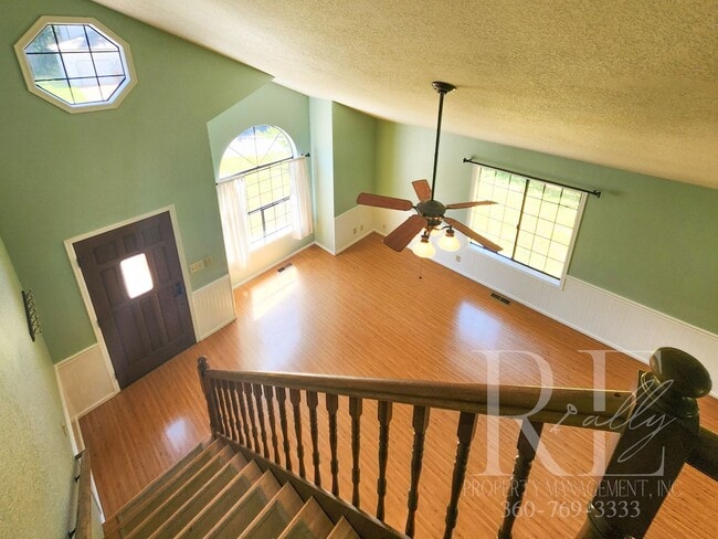 Building Photo - Ridgetop Home in Quiet Neighborhood