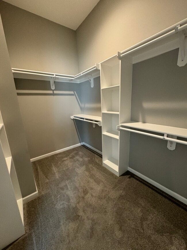 Building Photo - 4 bed 3 bath 2 car garage all maintenance ...