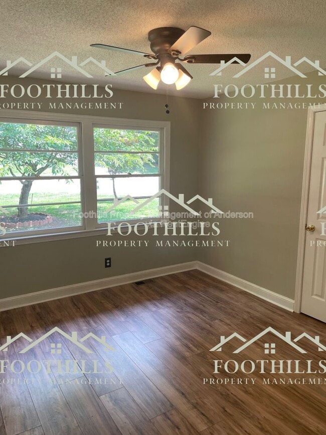 Building Photo - 411 Camellia Dr