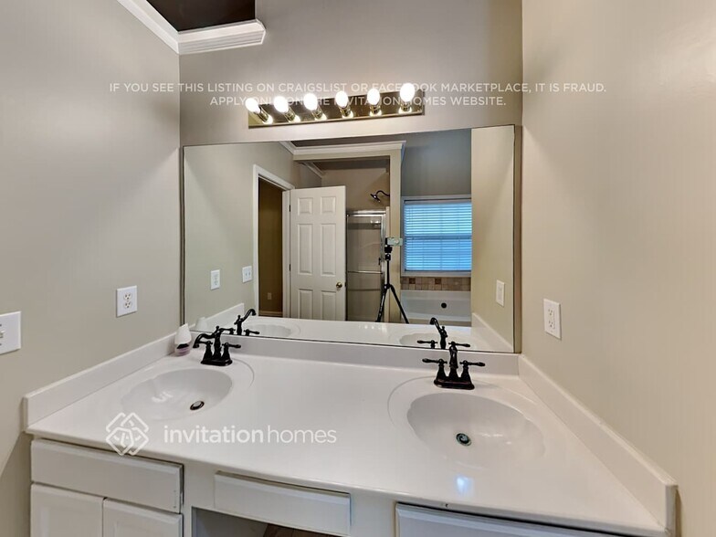 Building Photo - 660 Peachtree Trails Dr