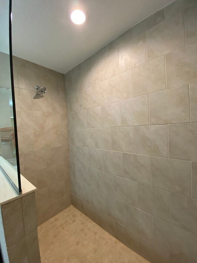 Building Photo - Custom Home - Desirable SE Ocala Neighborh...