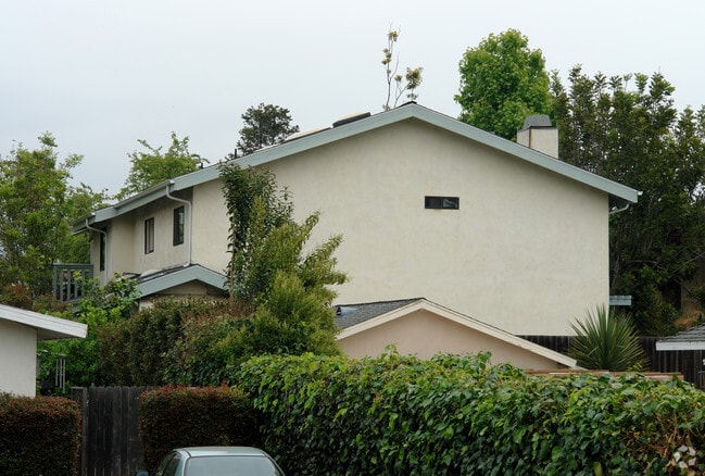 Building Photo - 423 W Gutierrez St