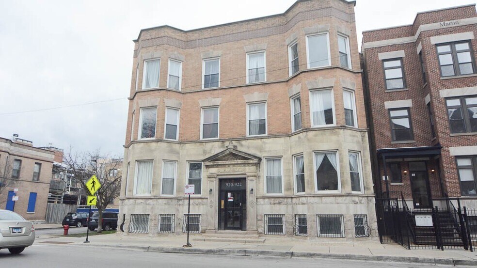 Building Photo - 922 W Addison St