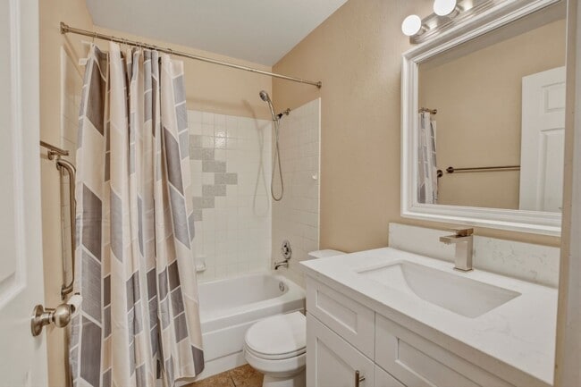 Building Photo - Upgraded 2 bedroom 2 bath upstairs condo