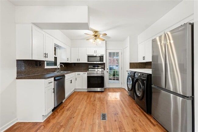 Building Photo - 2630 Warwick Cir NE