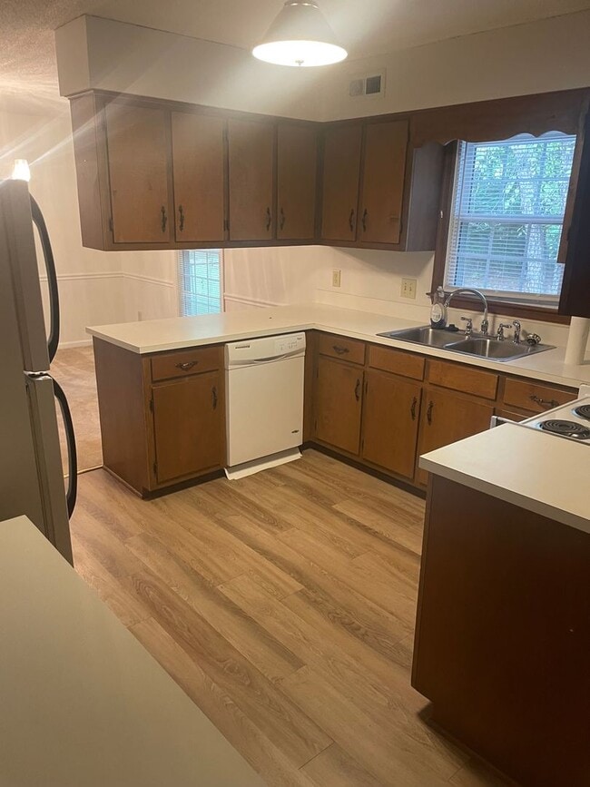 Building Photo - 3 Bedroom, 2 Bathroom house