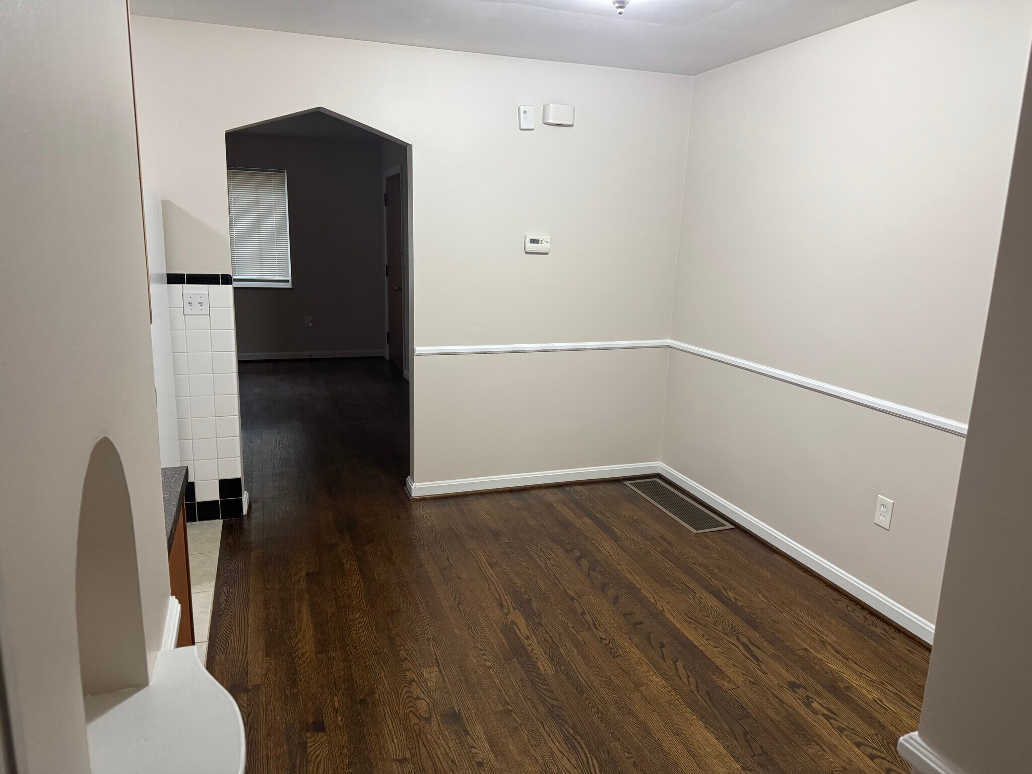 Building Photo - 3065 Glenmore Ave