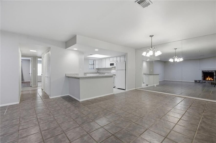 Building Photo - 2183 Surrey Ct