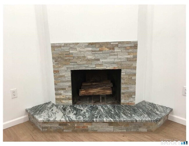 Building Photo - 3 Woods Hollow Ct