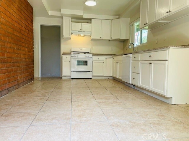 Building Photo - 15641 Tustin Village Way