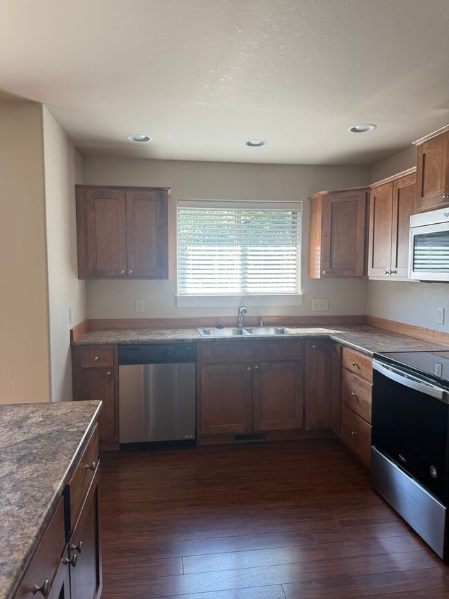 Building Photo - 1857 Buckrake Ave