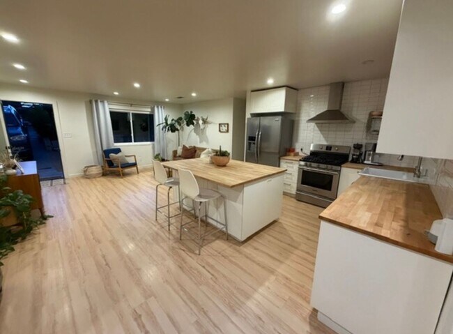Building Photo - Coming soon! 06-15-26 Newly Remodeled Furnished Oceanside Retreat with Green Space Views 3 bedroo...