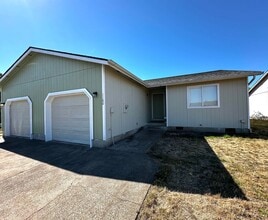 Building Photo - Single Level 3 Bedroom 2 Bath - 1 Car Garage - Lebanon