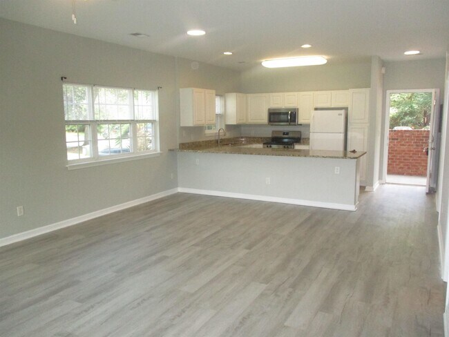 Building Photo - 3923 Gladiola Ct