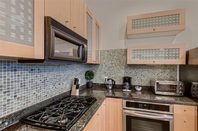 Building Photo - 2612 Carnarvon Ln