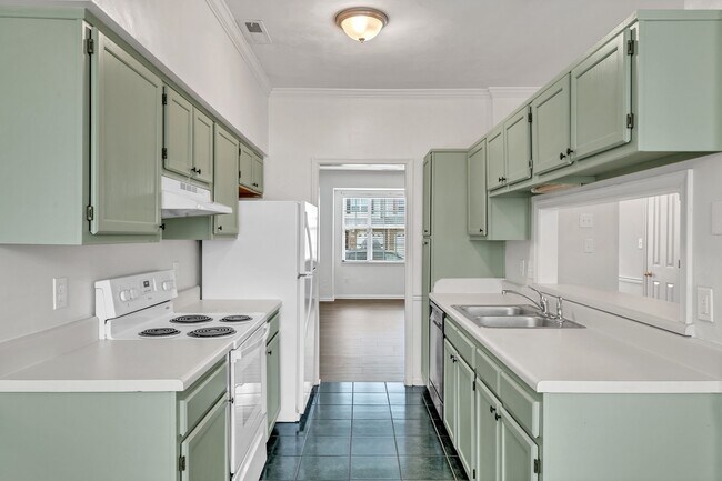 Building Photo - 518 S Lake Cir