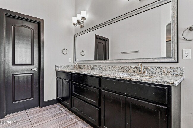 Building Photo - 12744 Midland Ct